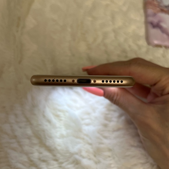 Gold iPhone 8 64GB Unlocked - Picture 14 of 14